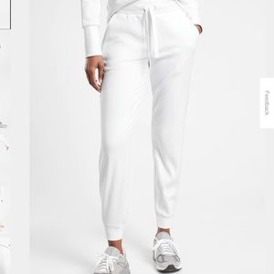 Athleta Triumph Joggers in bright white sz Med petite